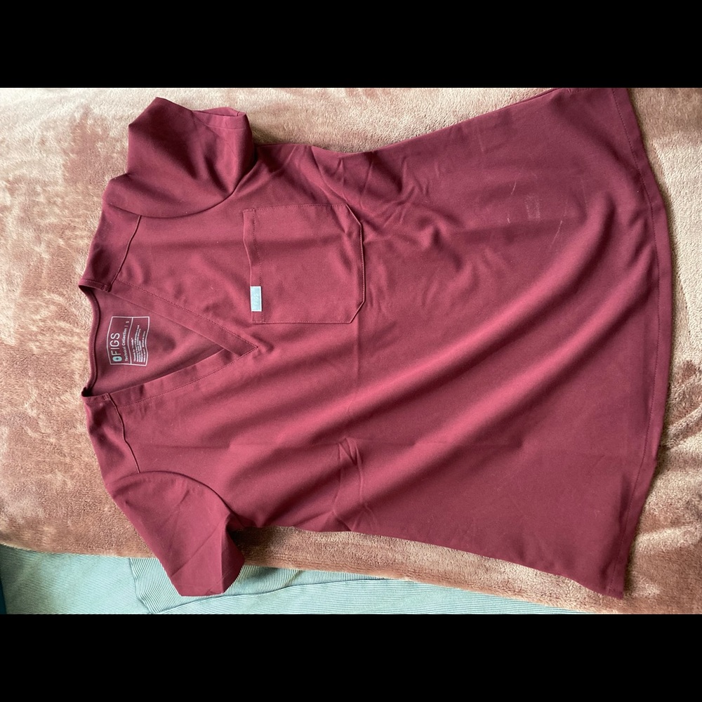 Maroon figs srub top